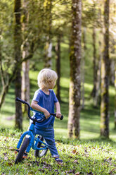 Kleiner Junge mit Fahrrad im Gras stehend, Bedugul, Bali, Indonesien - AURF07493