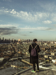 Rückansicht einer Person mit Blick auf die Stadt, Brooklyn, New York, USA - AURF07518