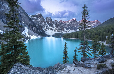 Landschaft des Moraine Lake im Banff National Park, Alberta, Kanada - AURF07537