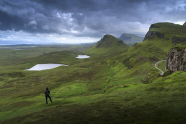 Landschaft mit Quiraing und Wanderer, Isle of Skye, Schottland, UK - AURF07545