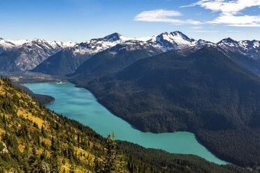 Blick auf den Cheakamus Lake und die umliegenden Berge, Whistler, British Columbia, Kanada - AURF07548
