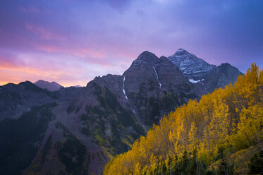 Landschaft mit Pyramid Peak, Maroon Bells Wilderness, Aspen, Colorado, USA - AURF07552