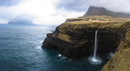 Landschaft des berühmten Wasserfalls Mulafossur, Gasadalur, Färöer Inseln, Dänemark - AURF07569