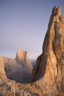 Szenerie mit felsigen Berggipfeln, Naranjo de Bulnes, Pico Uriellu, Picos de Europa, Asturien, Spanien - AURF07575