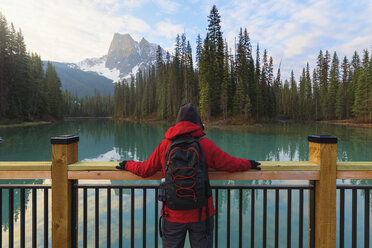 Frau mit Blick auf den Emerald Lake, Yoho National Park, British Columbia, Kanada - AURF07587