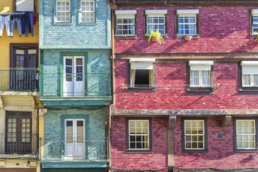 Fenster und Balkone von bunten Reihenhäusern, Porto, Portugal - AURF07603