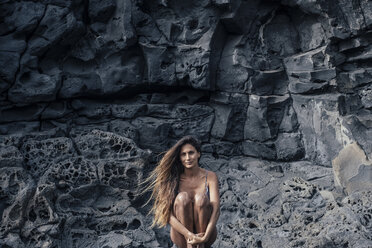 Frau im Bikini, umgeben von vulkanischen Felsen, Teneriffa, Kanarische Inseln, Spanien - AURF07609