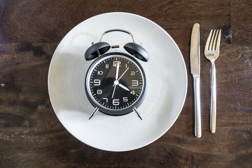 Intermittent fasting, trend 16:8 fasten, alarm clock on plate - SARF03935