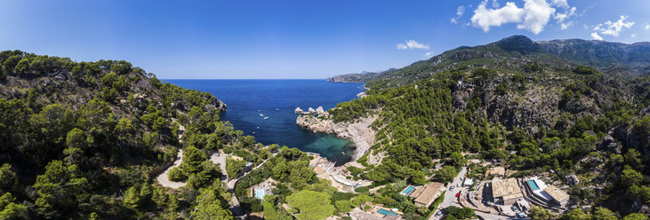 Spanien, Balearische Inseln, Mallorca, Cala Deia, Blick auf die Bucht aus der Luft - AMF05969