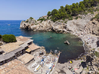 Spanien, Balearische Inseln, Mallorca, Cala Deia, Blick auf die Bucht aus der Luft - AMF05972