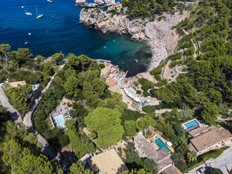 Spanien, Balearische Inseln, Mallorca, Cala Deia, Blick auf die Bucht aus der Luft - AMF05974