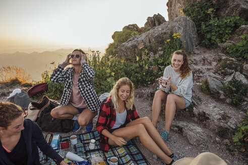 Schweiz, Grosse Mythen, glückliche Freundinnen auf einer Wanderung mit Picknickpause bei Sonnenaufgang - LHPF00039