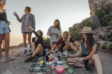 Schweiz, Grosse Mythen, Freundinnen auf einer Wanderung mit Picknickpause bei Sonnenaufgang - LHPF00042
