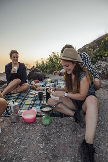 Schweiz, Grosse Mythen, glückliche Freundinnen auf einer Wanderung mit Picknickpause bei Sonnenaufgang - LHPF00045