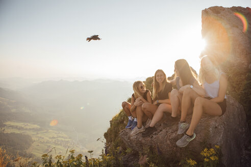 Schweiz, Grosse Mythen, vier glückliche Freundinnen auf einer Wanderung machen bei Sonnenaufgang eine Pause - LHPF00056