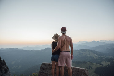 Schweiz, Grosser Mythen, junges Paar auf einer Wanderung bei Sonnenaufgang mit Blick auf die Aussicht - LHPF00058