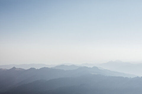 Schweiz, Grosser Mythen, Sonnenaufgang über alpiner Landschaft, lizenzfreies Stockfoto