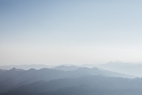 Schweiz, Grosser Mythen, Sonnenaufgang über alpiner Landschaft - LHPF00059