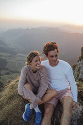 Schweiz, Grosse Mythen, glückliches junges Paar auf einer Wandertour mit Pause bei Sonnenaufgang - LHPF00061