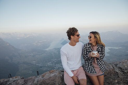 Schweiz, Grosse Mythen, glückliches junges Paar auf einer Wandertour mit Pause bei Sonnenaufgang - LHPF00063