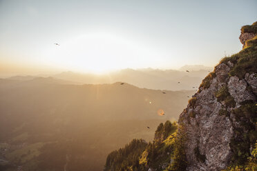 Schweiz, Grosser Mythen, Sonnenaufgang über alpiner Landschaft - LHPF00064