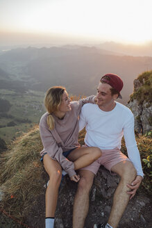 Schweiz, Grosse Mythen, glückliches junges Paar auf einer Wandertour mit Pause bei Sonnenaufgang - LHPF00082