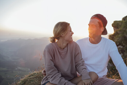 Schweiz, Grosse Mythen, glückliches junges Paar auf einer Wandertour mit Pause bei Sonnenaufgang - LHPF00085
