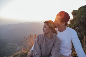 Schweiz, Grosse Mythen, junges Paar auf Wandertour mit Pause bei Sonnenaufgang - LHPF00086