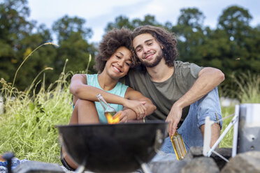 Glückliches Paar beim Grillen in der Natur - FMKF05243