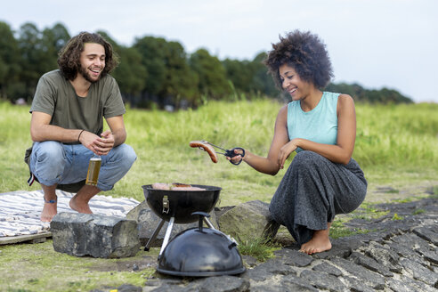 Glückliches Paar beim Grillen in der Natur - FMKF05247