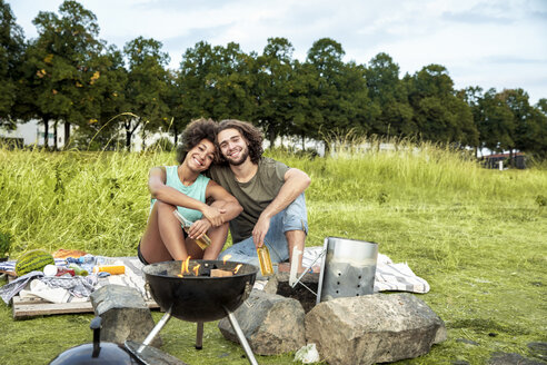 Glückliches Paar beim Grillen in der Natur - FMKF05265