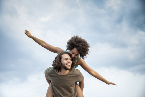 Happy carefree couple outdoors - FMKF05269