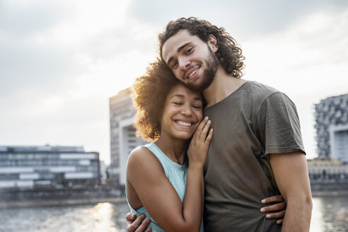 Deutschland, Köln, Porträt eines glücklichen Paares am Flussufer - FMKF05270