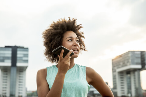 Deutschland, Köln, Frau mit Smartphone, lizenzfreies Stockfoto