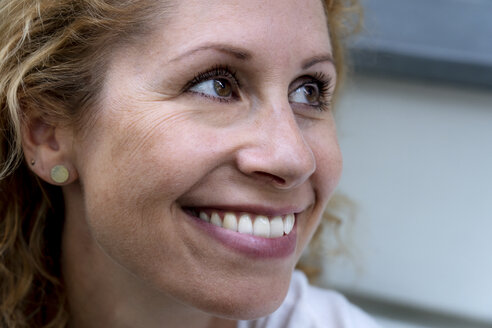 Porträt einer lächelnden Frau mit braunen Augen - HHLMF00492