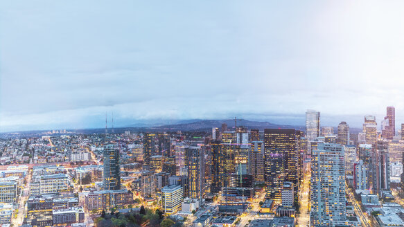 USA, Bundesstaat Washington, Seattle, Skyline, Downtown am Abend - MMAF00576