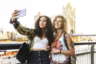Großbritannien, London, zwei Freunde machen ein Selfie mit der Tower Bridge im Hintergrund - WPEF00825