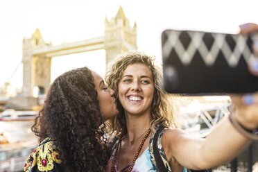 Großbritannien, London, zwei Freunde machen ein Selfie mit der Tower Bridge im Hintergrund - WPEF00826