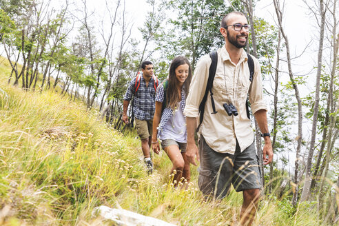 Italien, Massa, Gruppe junger Leute beim Wandern in den Alpi Apuane - WPEF00829