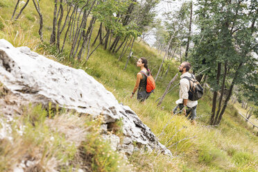 Italien, Massa, junges Paar beim Wandern in den Alpi Apuane - WPEF00832