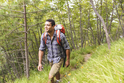 Italien, Massa, junger Mann beim Wandern in den Alpi Apuane - WPEF00837