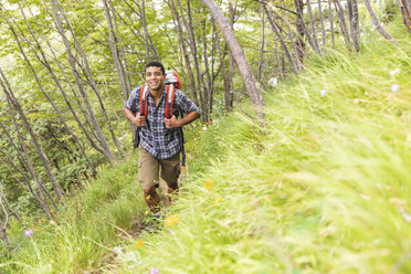 Italien, Massa, lächelnder junger Mann beim Wandern in den Alpi Apuane - WPEF00841