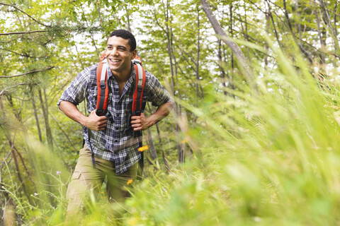 Italien, Massa, lächelnder junger Mann beim Wandern in den Alpi Apuane, lizenzfreies Stockfoto