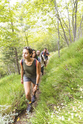 Italien, Massa, Gruppe junger Leute beim Wandern in den Alpi Apuane - WPEF00844