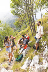 Italien, Massa, Wanderer machen eine Pause während eines Tages in den Alpi Apuane - WPEF00846