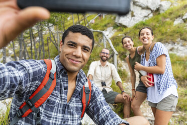 Italy, Massa, friends taking a selfie and hiking in the Alpi Apuane - WPEF00849