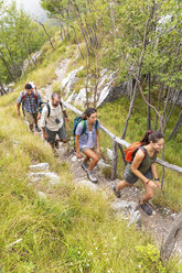 Italien, Massa, Gruppe junger Leute beim Wandern in den Alpi Apuane - WPEF00850