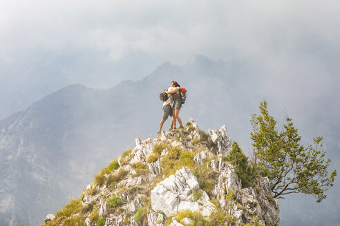 Italien, Massa, glückliches Paar umarmt sich auf einem Gipfel in den Alpi Apuane - WPEF00862