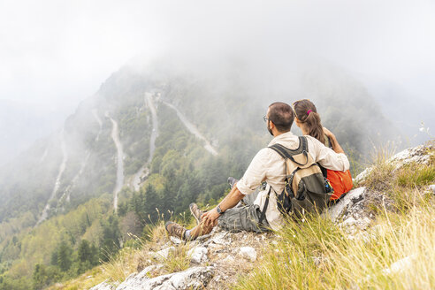 Italien, Massa, Paar mit Blick auf die schöne Aussicht in den Alpi Apuane - WPEF00868