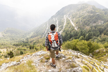 Italien, Massa, Mann wandert und genießt die Aussicht in den Alpi Apuane - WPEF00869